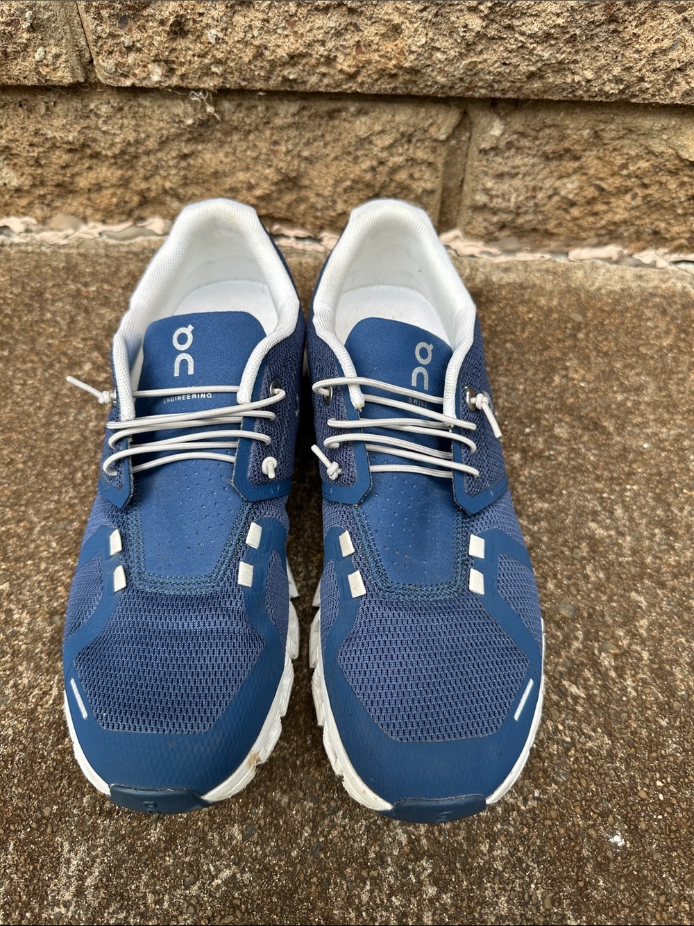 On Cloud 5 women’s Navy Blue Sneakers with White Accents